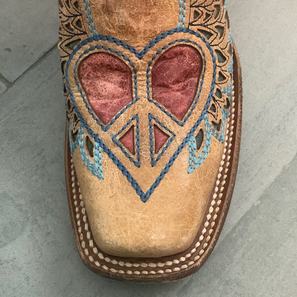 Corral Vintage women’s distressed winged heart square toe boots size 8